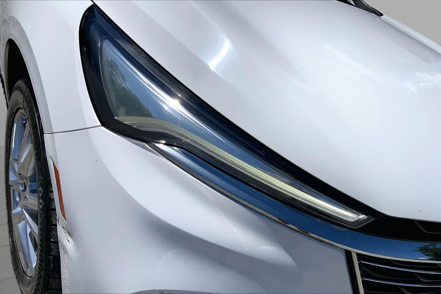 Used 2022 Summit White Buick Premium image 27