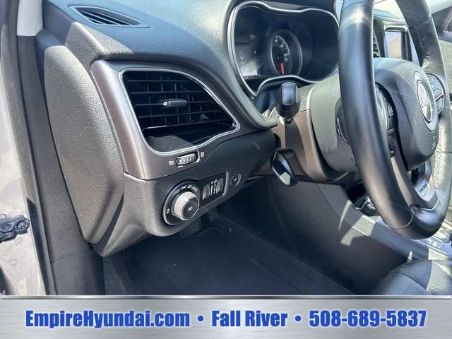 Used 2019 Silver Jeep Limited image 21