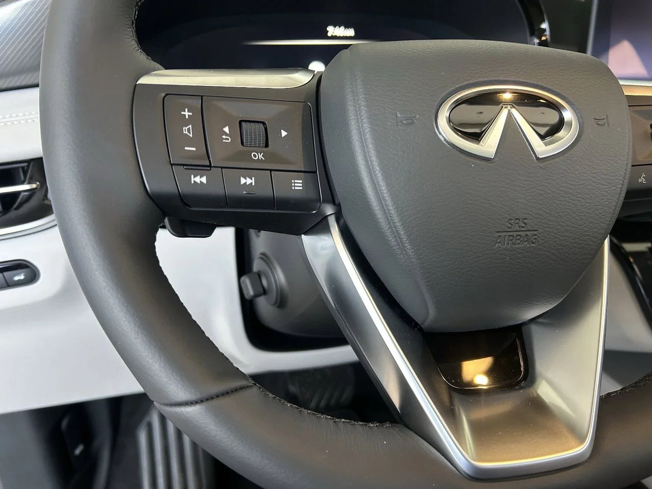 New 2027 GRAPHITE SHADOW INFINITI Luxe AWD image 23