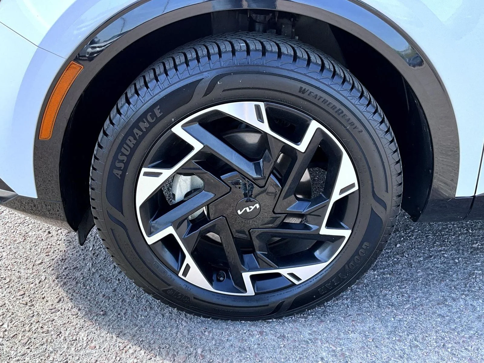 Used 2023 White Kia SX-Prestige image 22