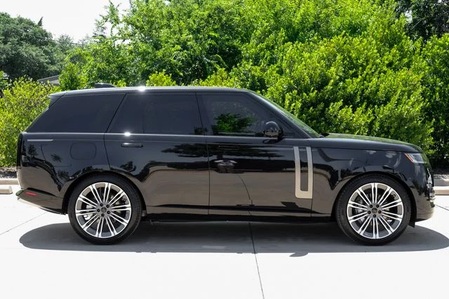 New 2026 Black Land Rover SE image 7