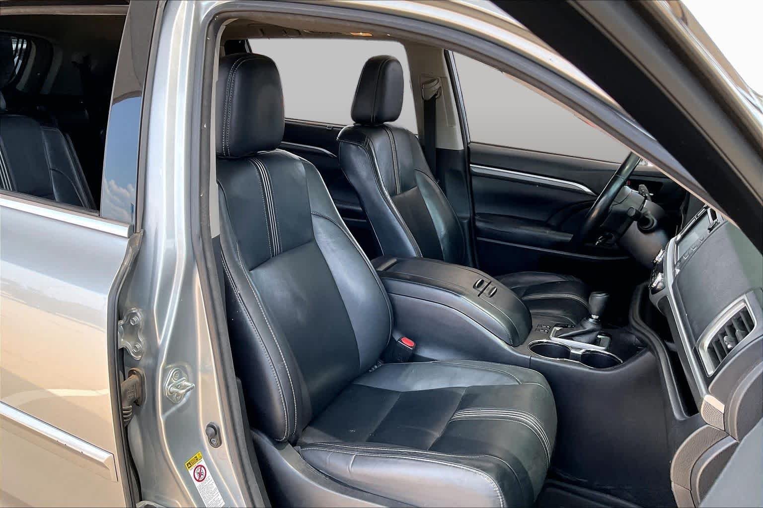 Used 2017 Celestial Silver Metallic Toyota SE image 9