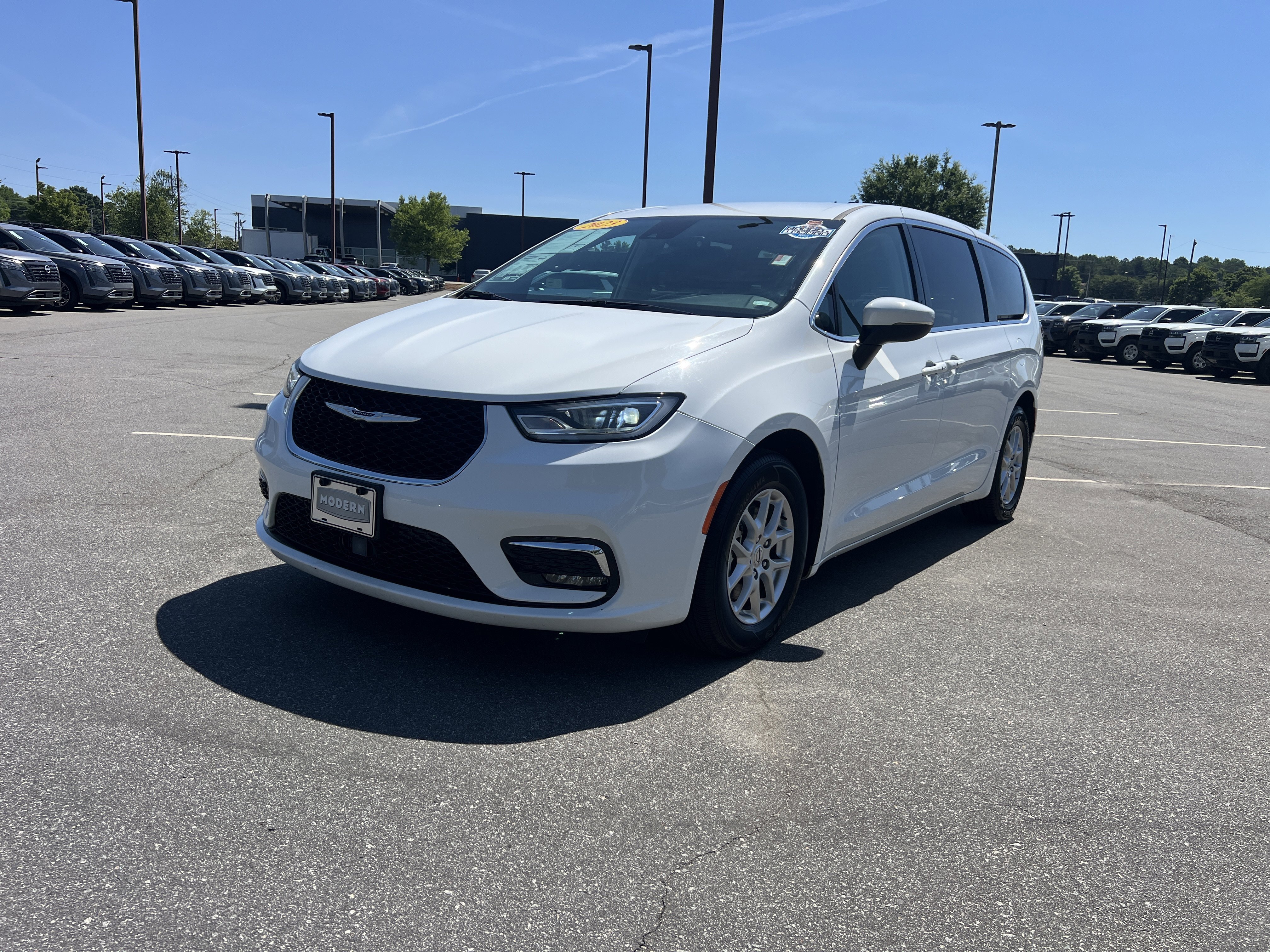 2023 Chrysler Pacifica Touring L's photo
