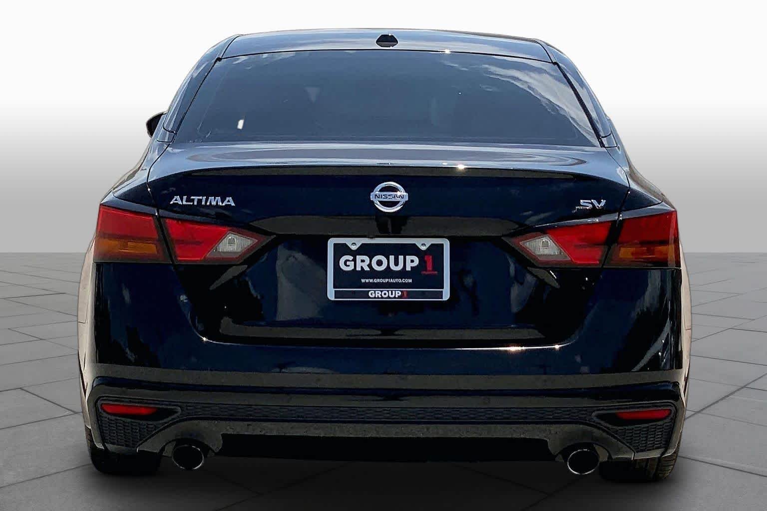 Used 2019 Super Black Nissan 2.5 SV image 5