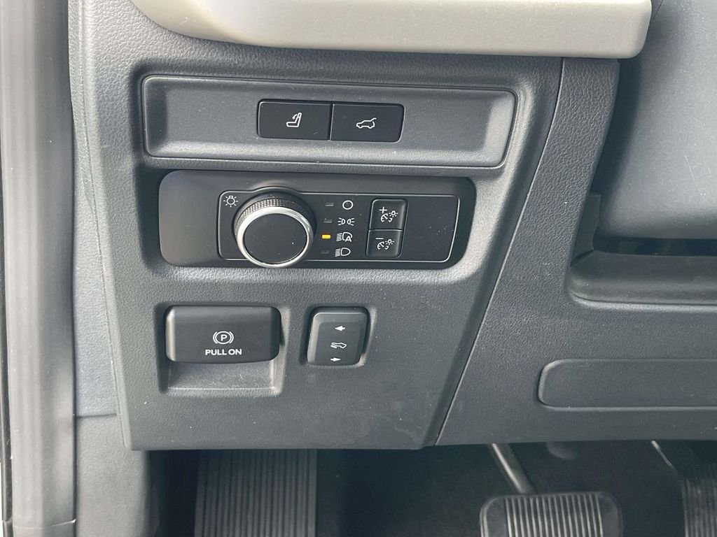 Used 2024 Silver Ford XLT image 21