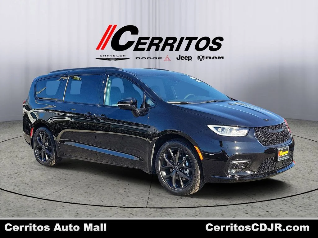 2026 Chrysler Pacifica Select's photo