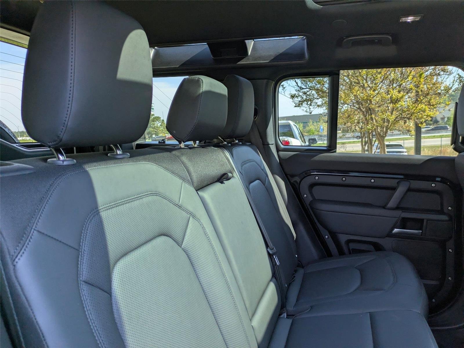 Used 2025  Land Rover S image 32