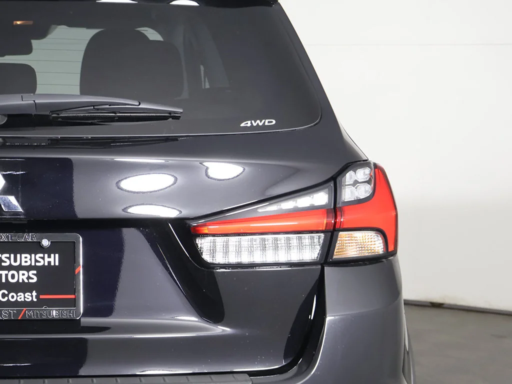 New 2027 Black Mitsubishi 2.0 ES AWC image 13