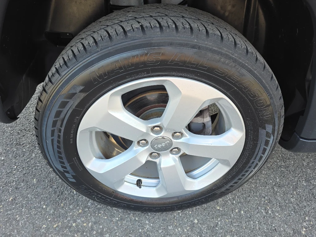 Used 2017 White Clear Coat Jeep Latitude image 27