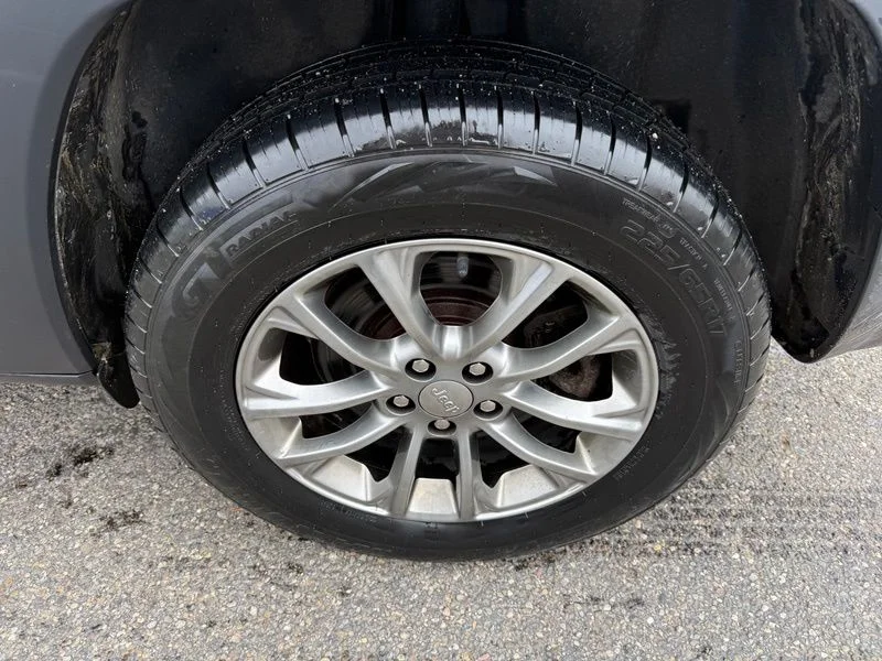 Used 2019 Gray Jeep Latitude Plus image 14