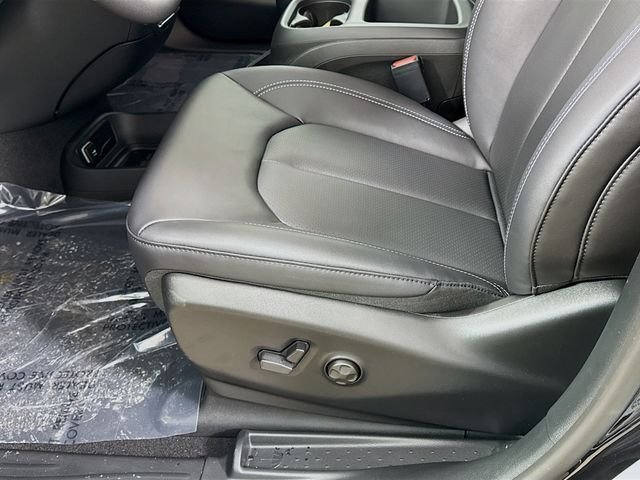 New 2026 Diamond Black Crystal Pearl-Coat Exterior Paint Chrysler Select image 18