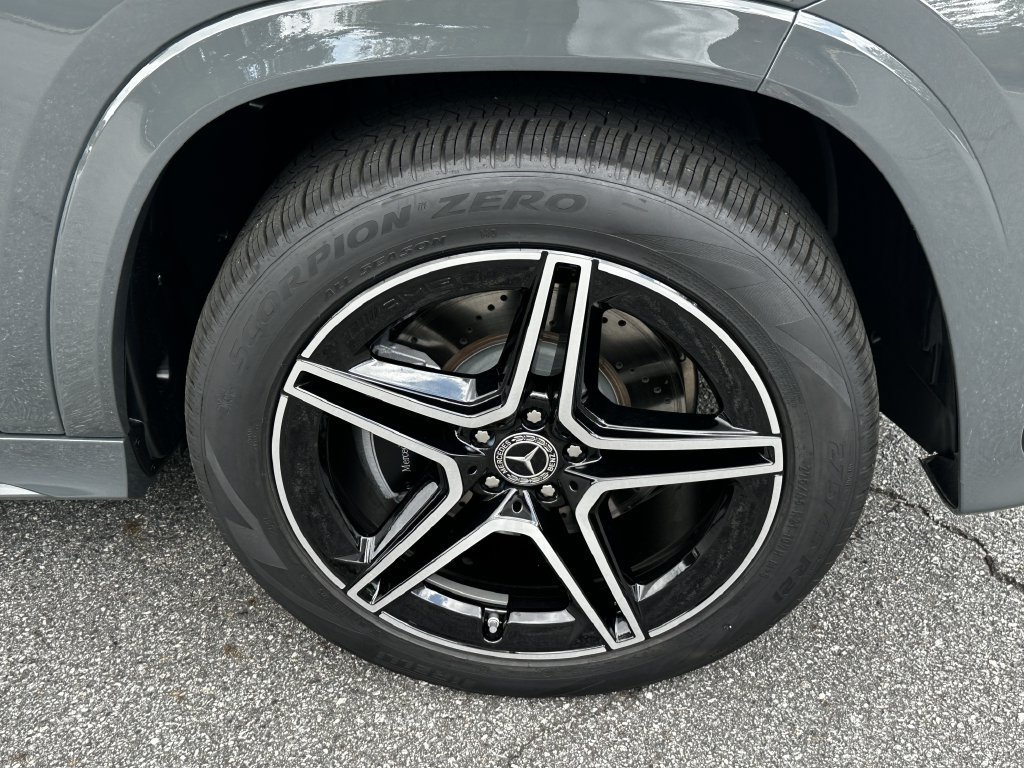 New 2026 MANUFAKTUR Silicon Grey Mercedes-Benz GLS 450 image 52