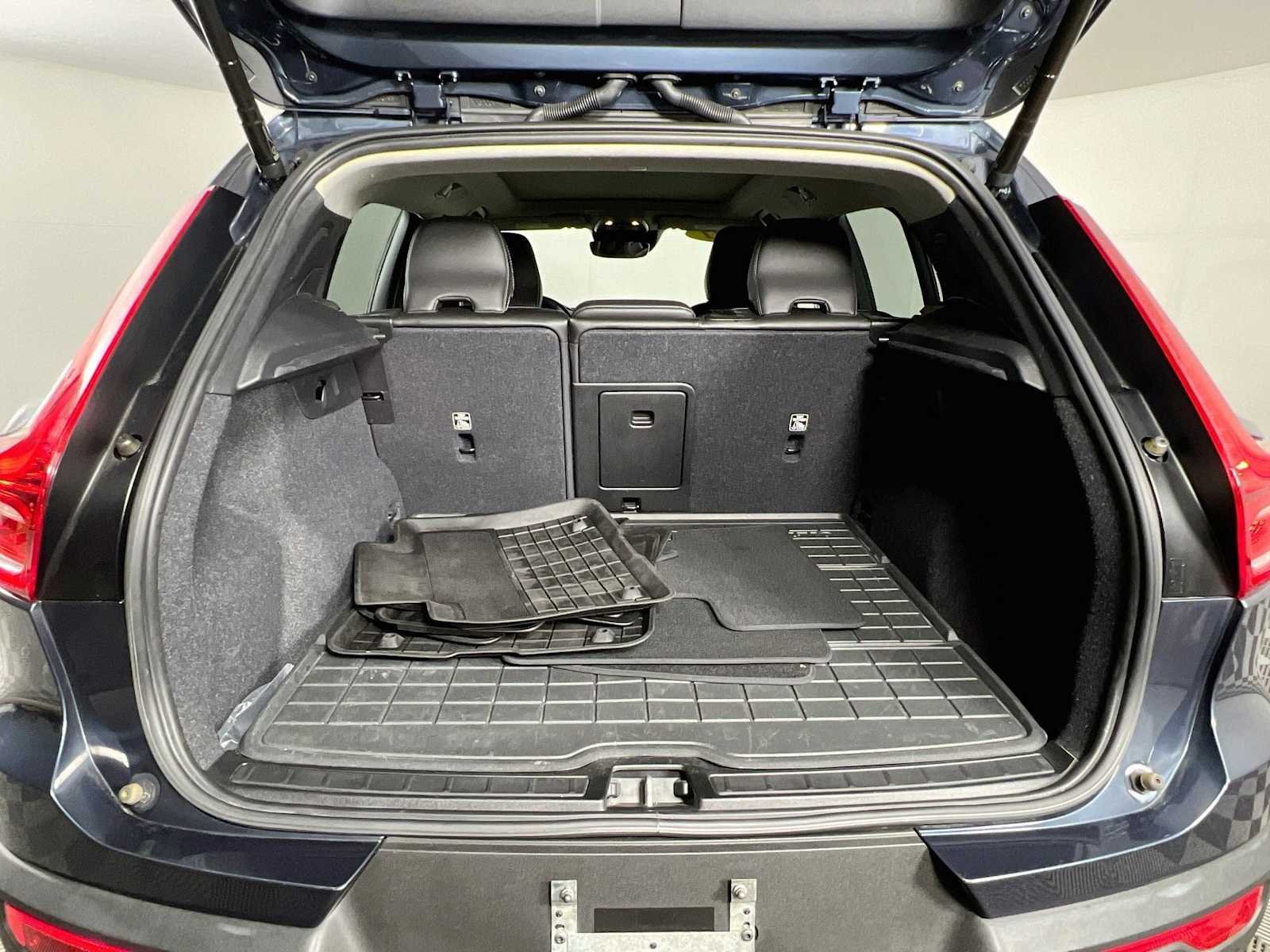 Used 2021 DENIM BLUE METALL Volvo Momentum image 28