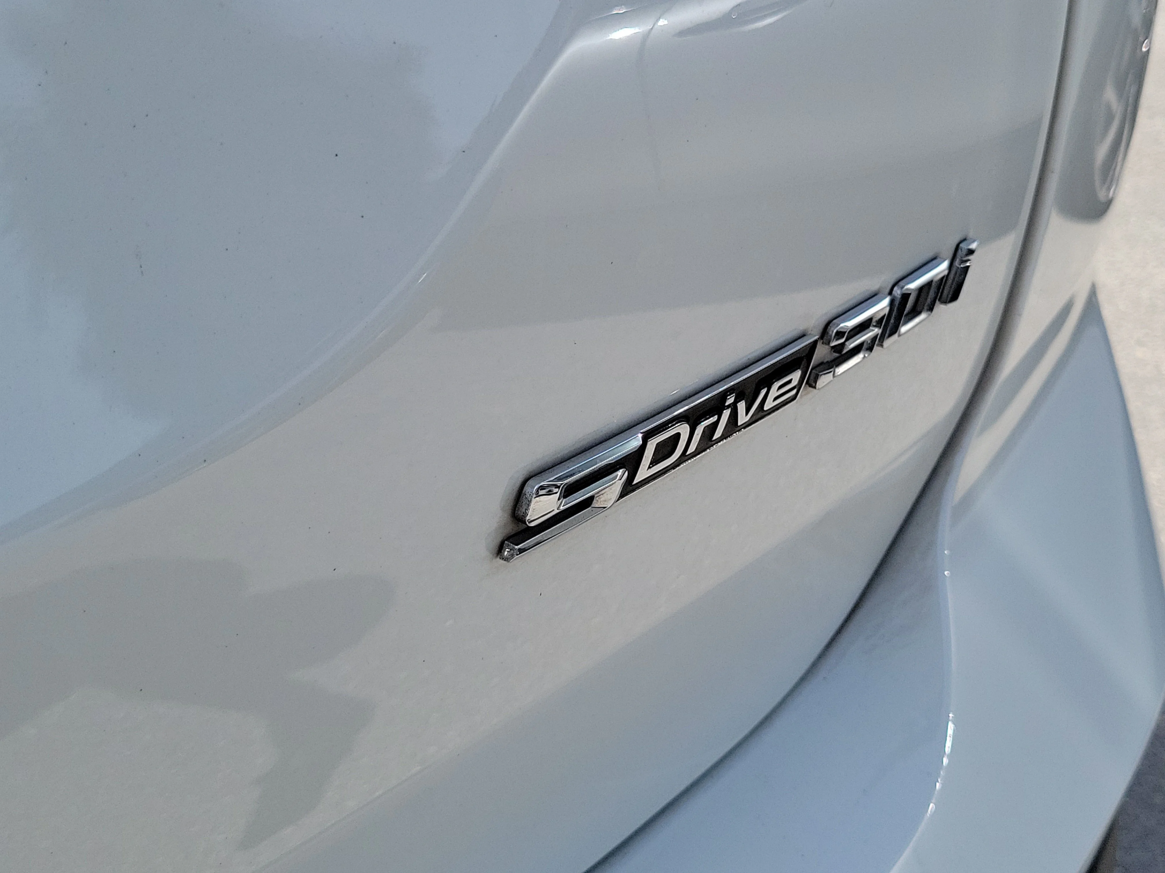 Used 2024 Alpine White BMW sDrive30i image 5