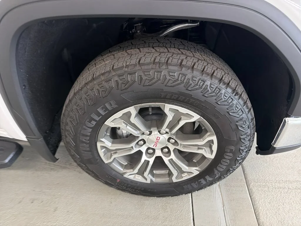 New 2026 Summit White GMC SLE image 4
