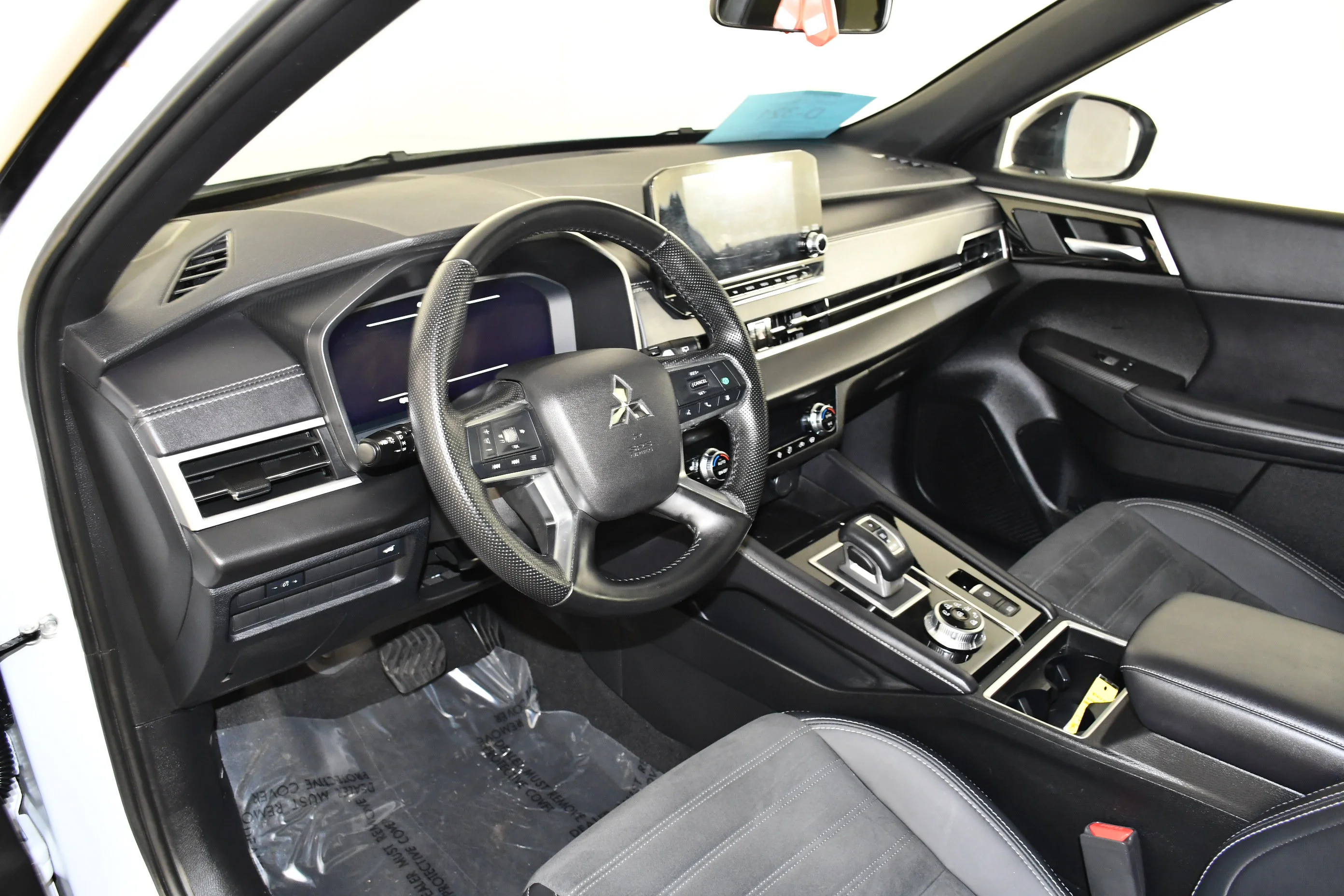 Certified Used 2024 White Diamond Mitsubishi SE Black Edition w/Pano Roof image 35