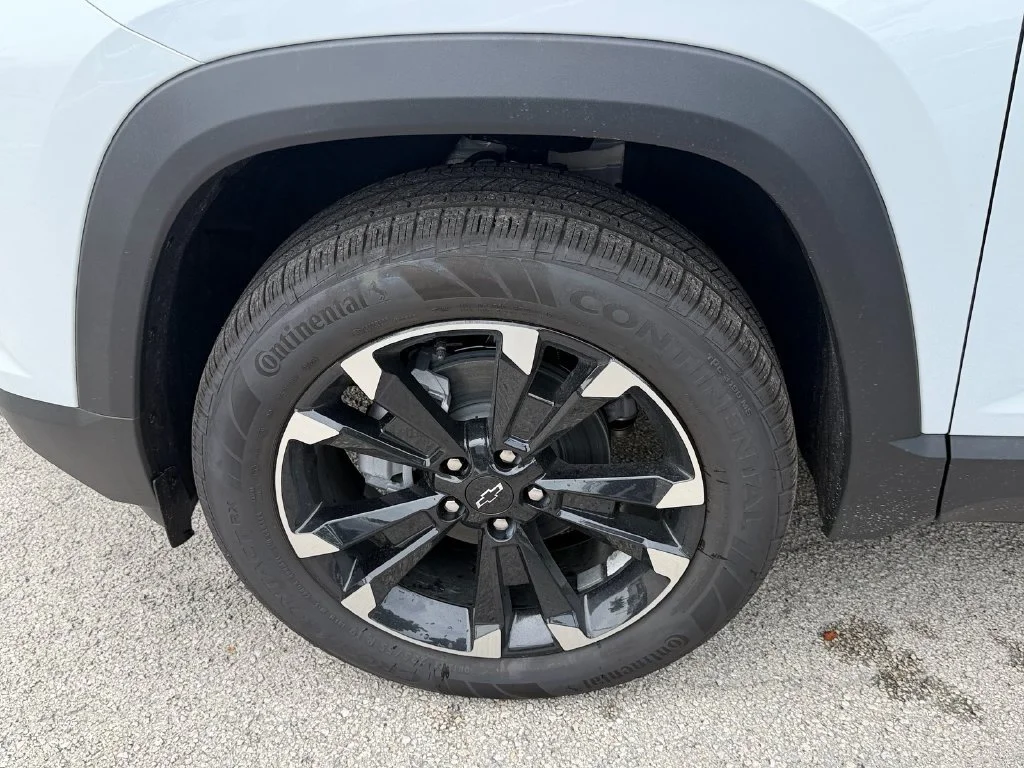 New 2027 Polar White Tricoat Chevrolet RS image 17