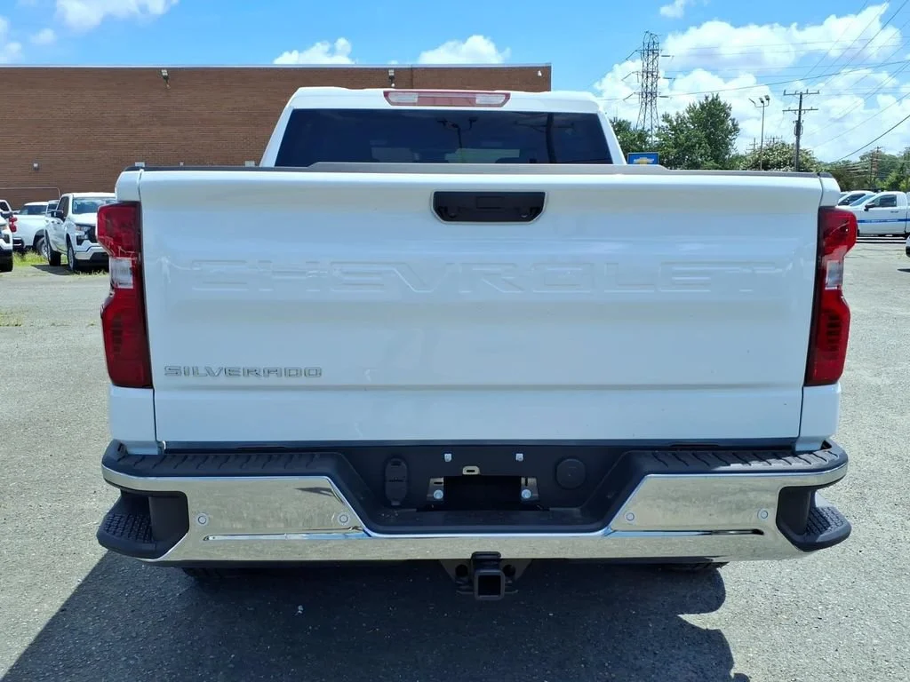 New 2026 Summit White Chevrolet WT image 25