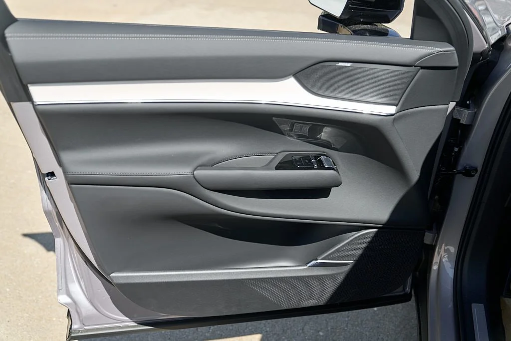 New 2026 Aurora Silver Volvo Ultra image 10