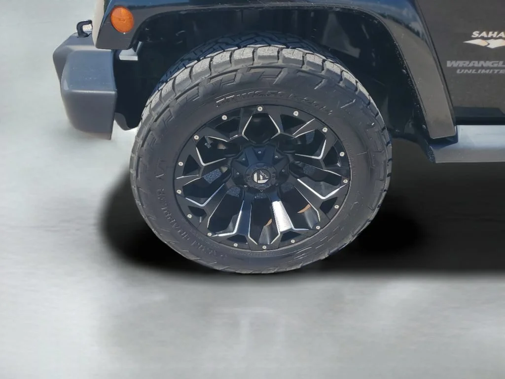 Used 2014 Black Jeep Sahara image 27