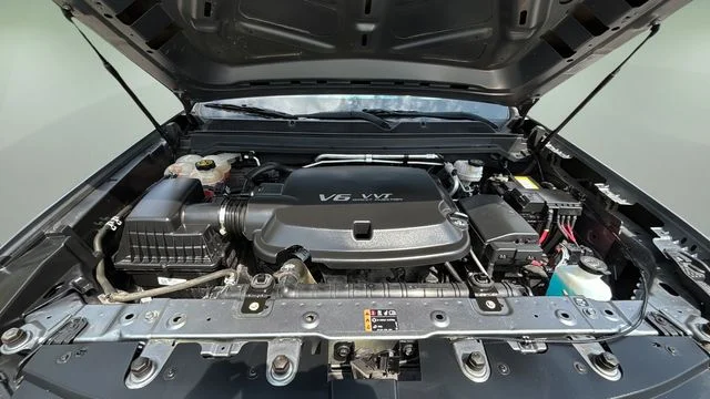 Used 2022 Gray Chevrolet Z71 image 31