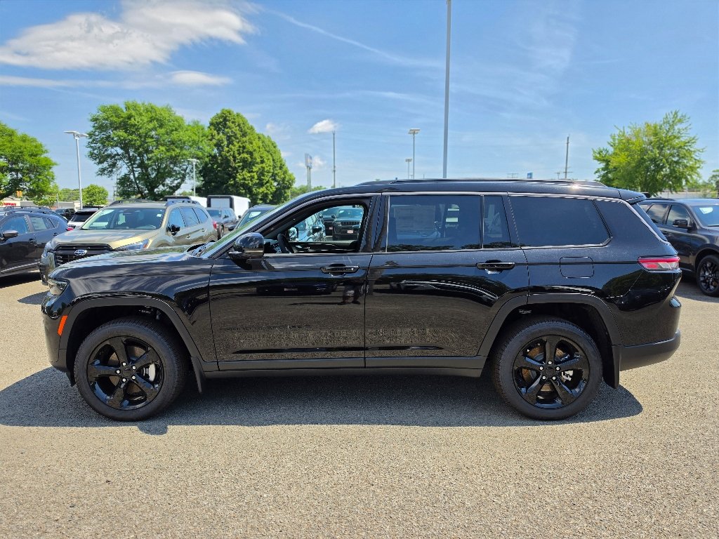 New 2026 Diamond Black Crystal Pearl-Coat Exterior Paint Jeep Limited image 8