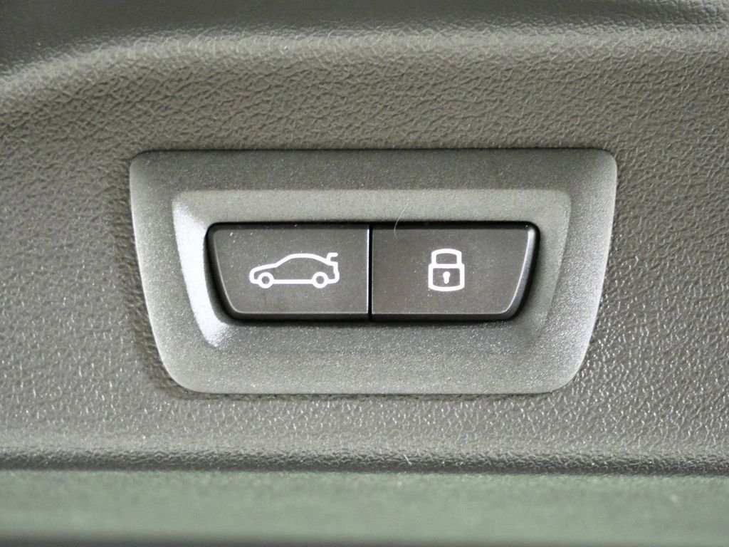 Used 2026 Skyscraper Grey Metallic BMW xDrive40i image 31