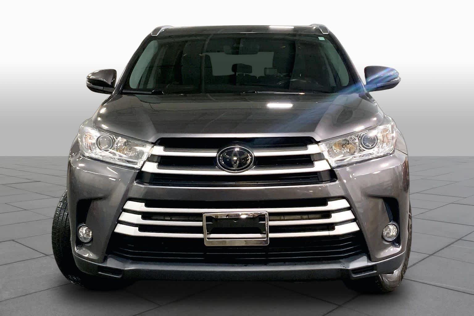 Used 2018 Predawn Gray Mica Toyota XLE image 4