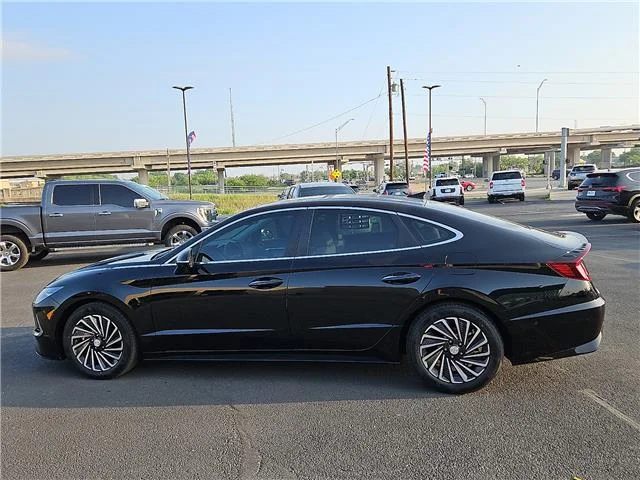 Used 2023 Black Hyundai Limited image 2