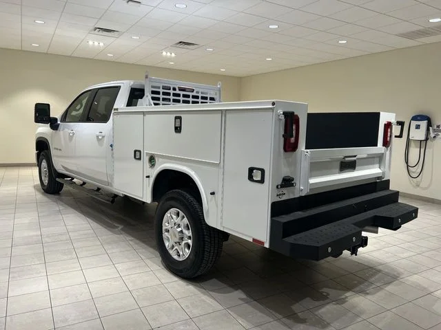 Used 2025 Summit White Chevrolet LT image 3