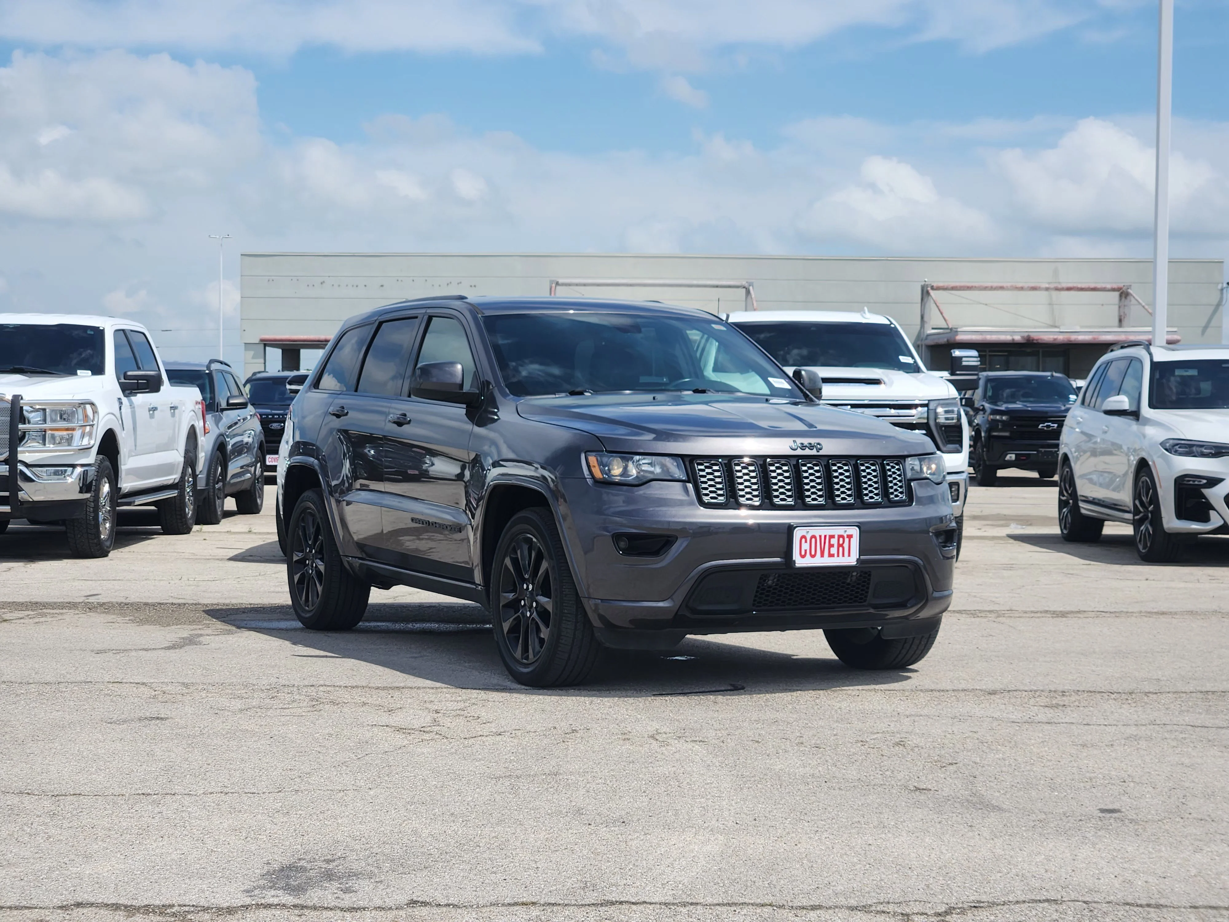 Used 2018 Granite Crystal Metallic Clearcoat Jeep Altitude image 3