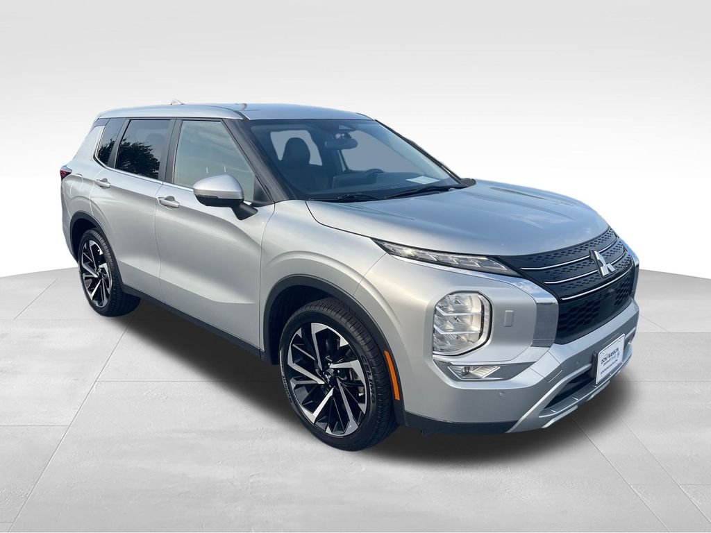 Used 2024 Silver Mitsubishi SE image 7