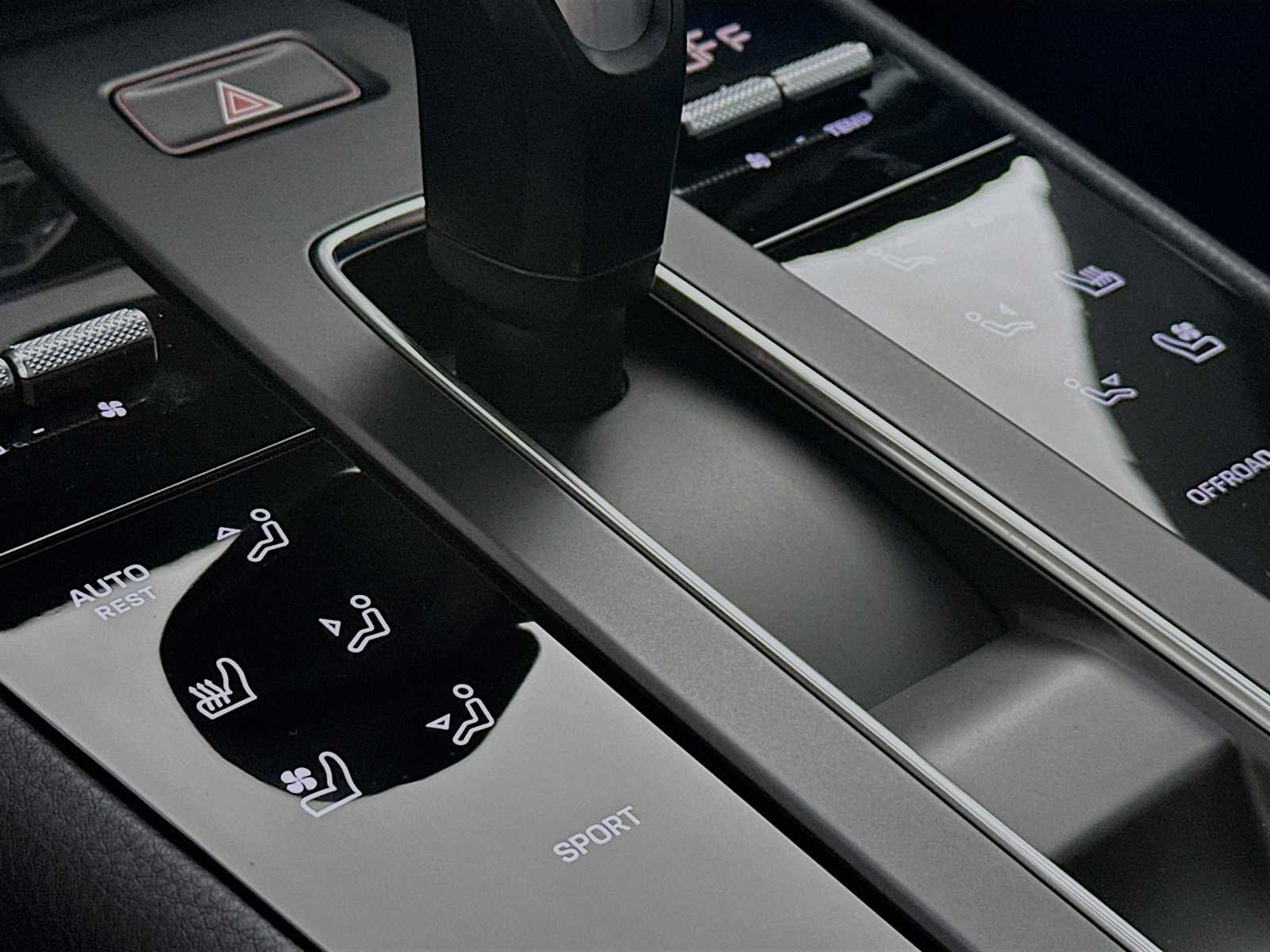 2025 Porsche Macan T - Photo 22