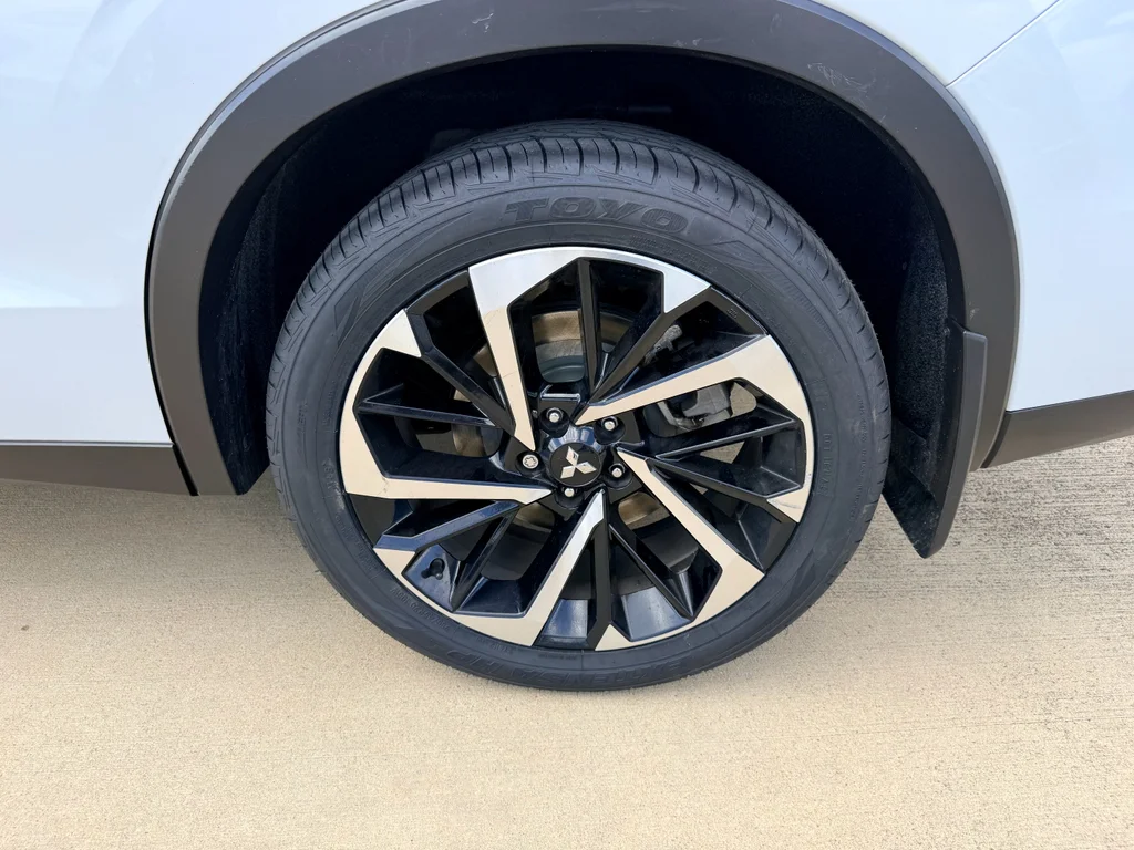 Used 2023  Mitsubishi SE Special Edition image 28