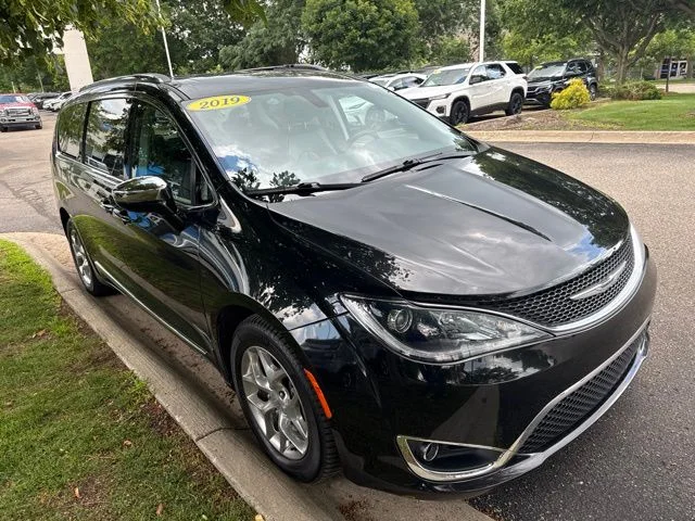 Used 2019 Brilliant Black Crystal Pearlcoat Chrysler Limited image 13