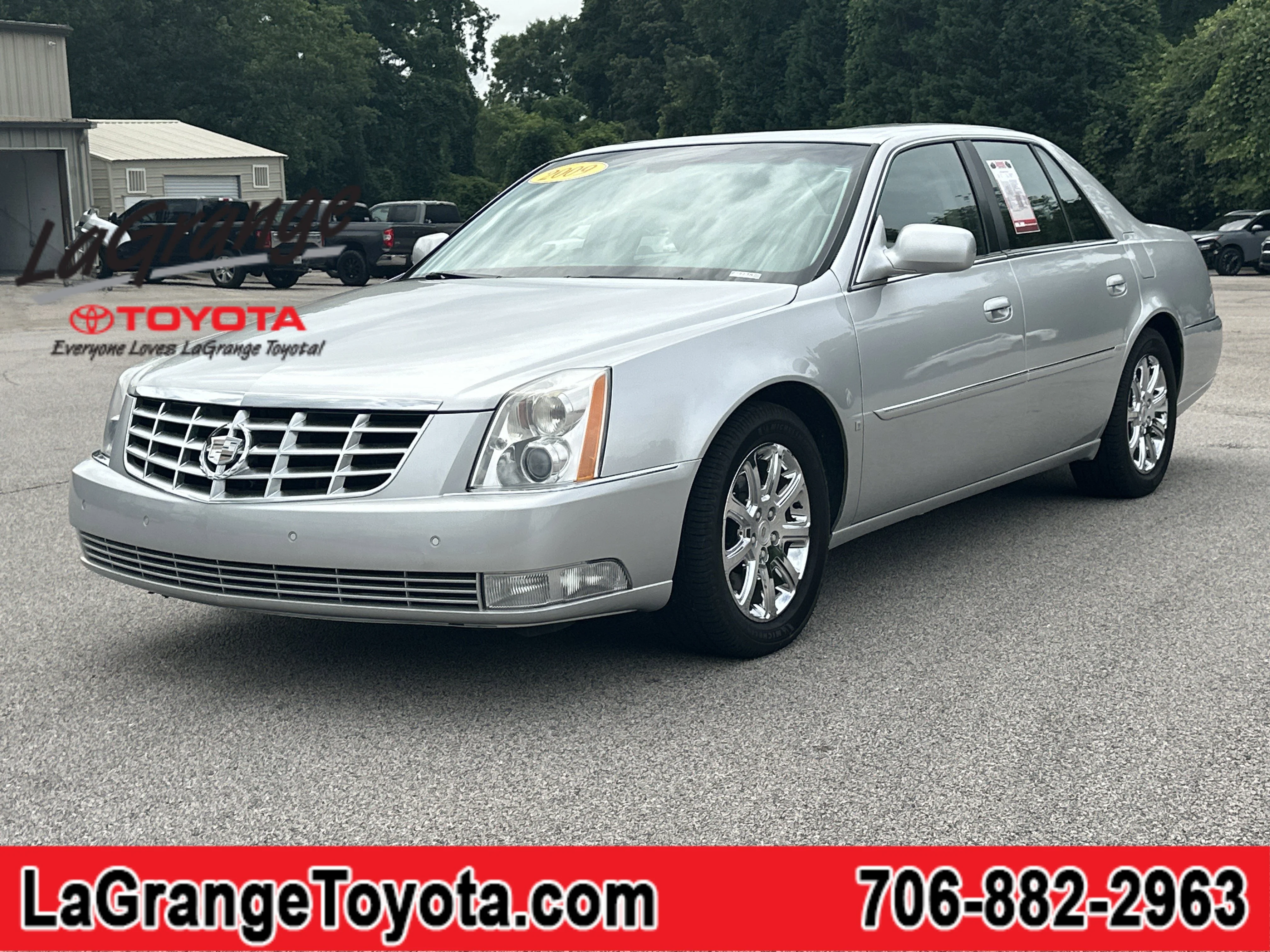 2009 Cadillac DTS Standard's photo