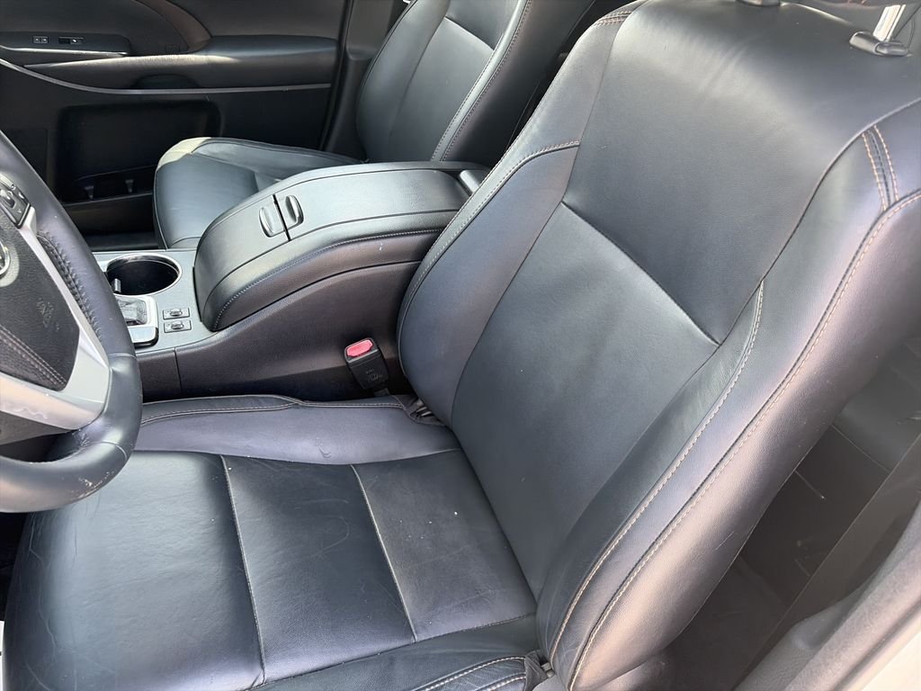 Used 2016 White Toyota XLE V6 image 12