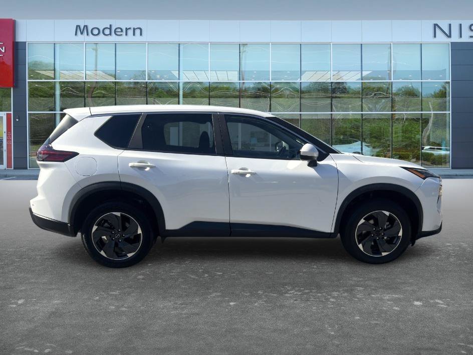 Used 2025 Everest White Pearl Nissan SV image 4