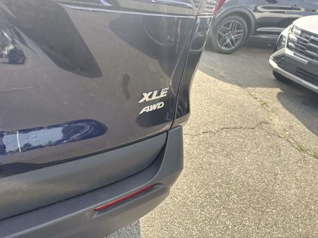 Used 2025  Toyota XLE image 6