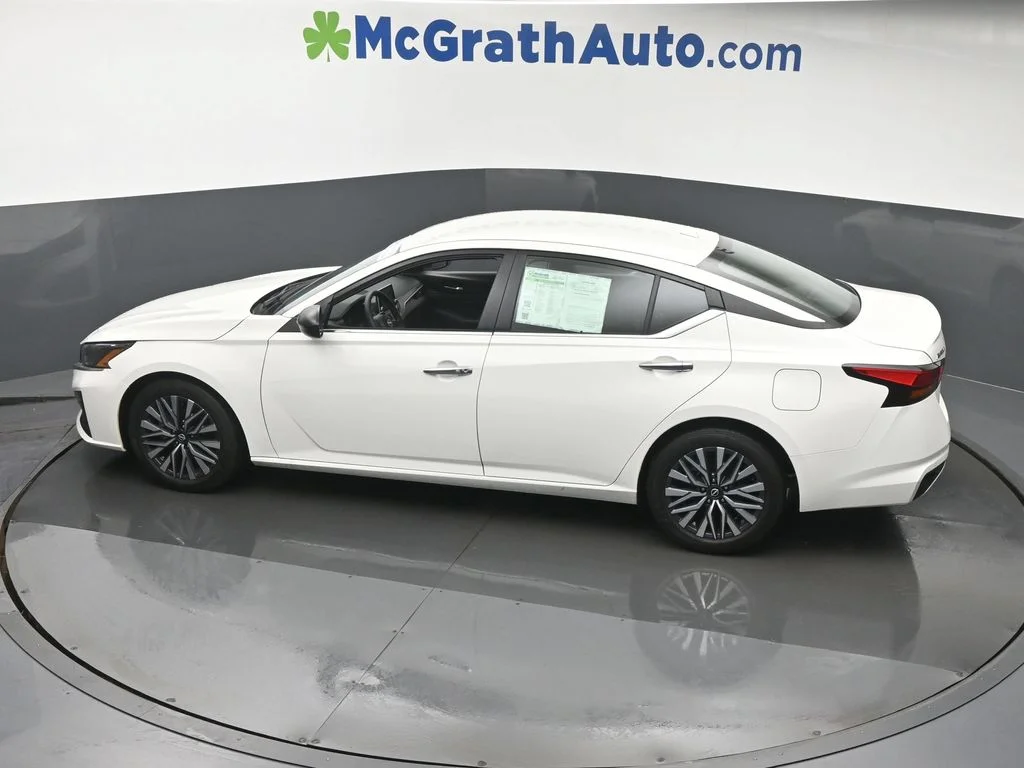 Used 2025 White Nissan 2.5 SV image 23