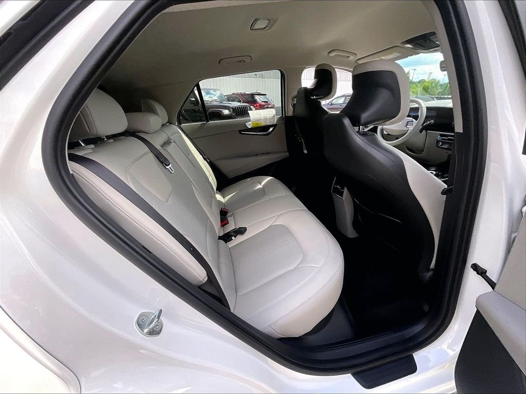 Used 2023 White Kia Wind image 16