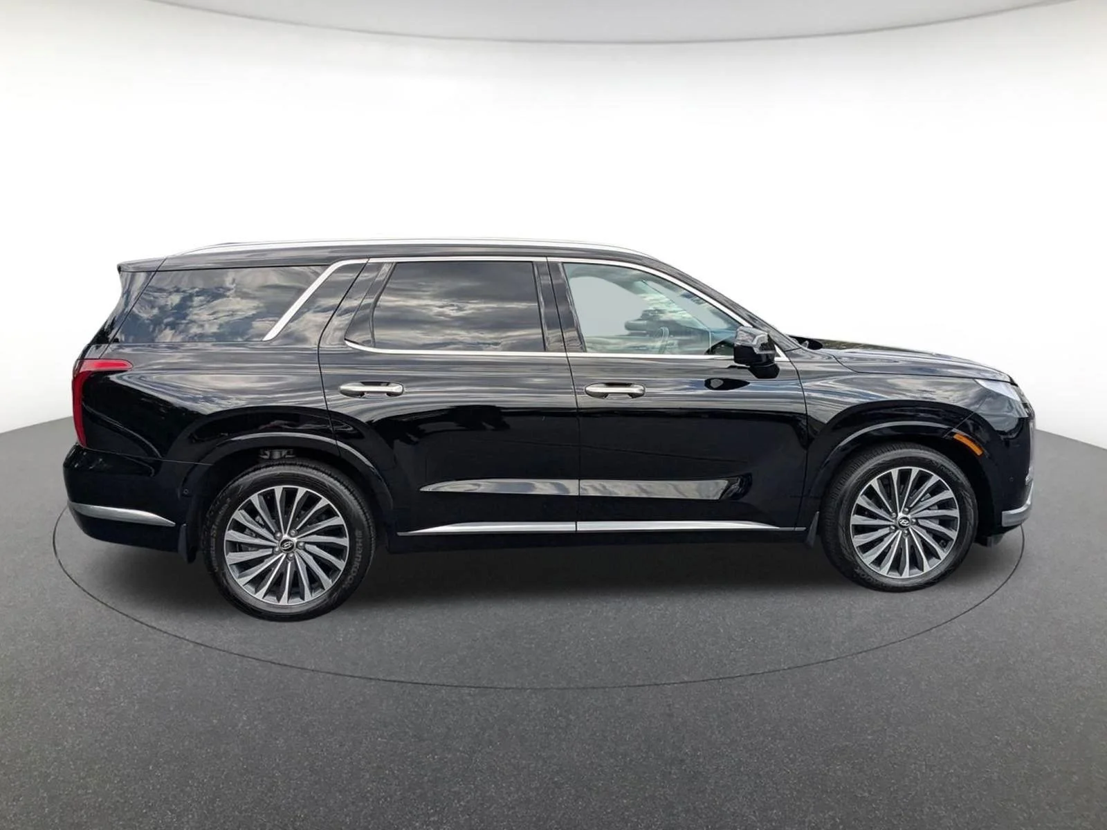 Used 2025 Abyss Black Pearl Hyundai Calligraphy image 3