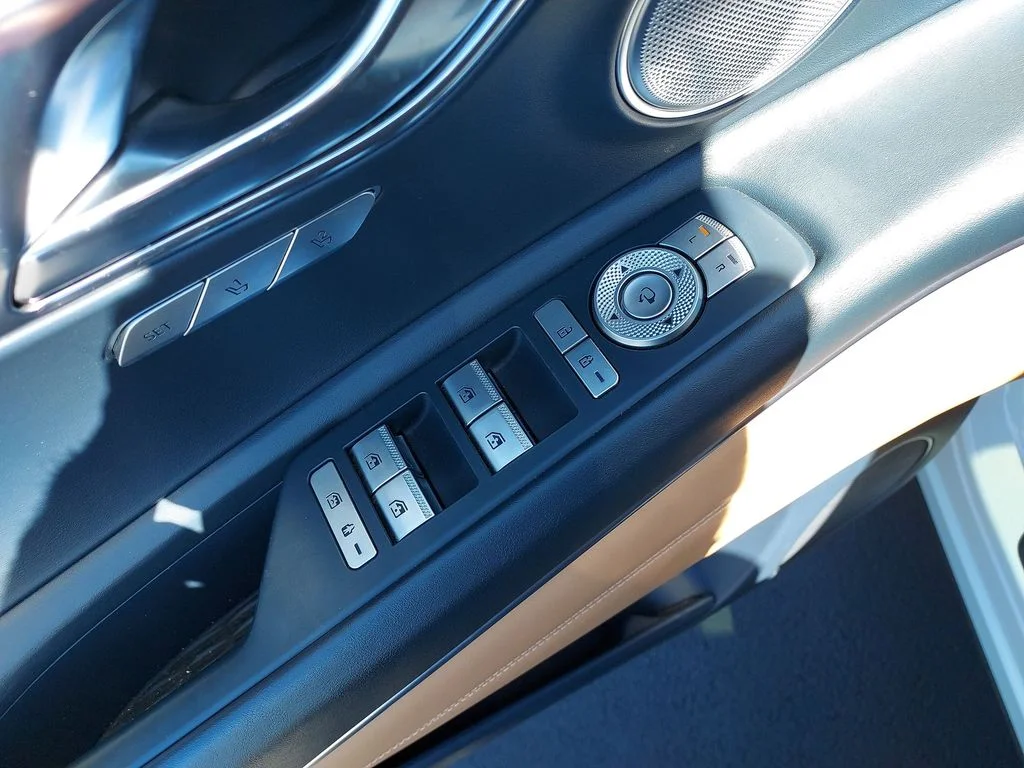 Used 2023 White Genesis 3.5T image 19