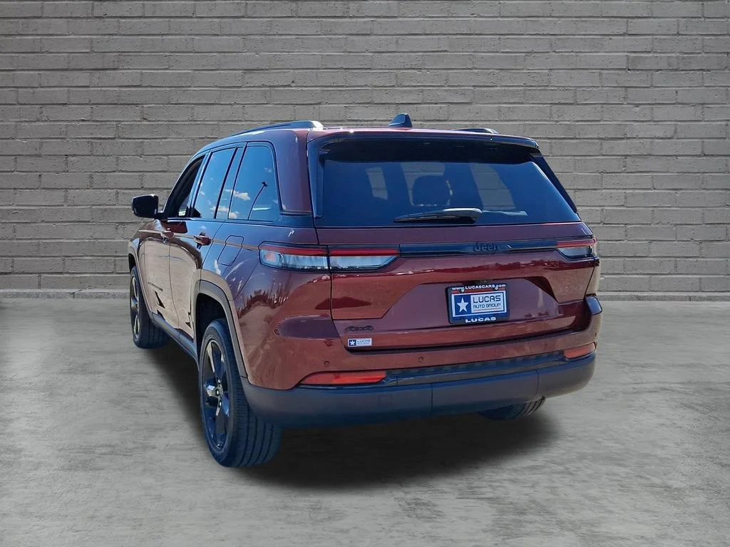 Used 2023 Velvet Red Pearlcoat Jeep Altitude image 9