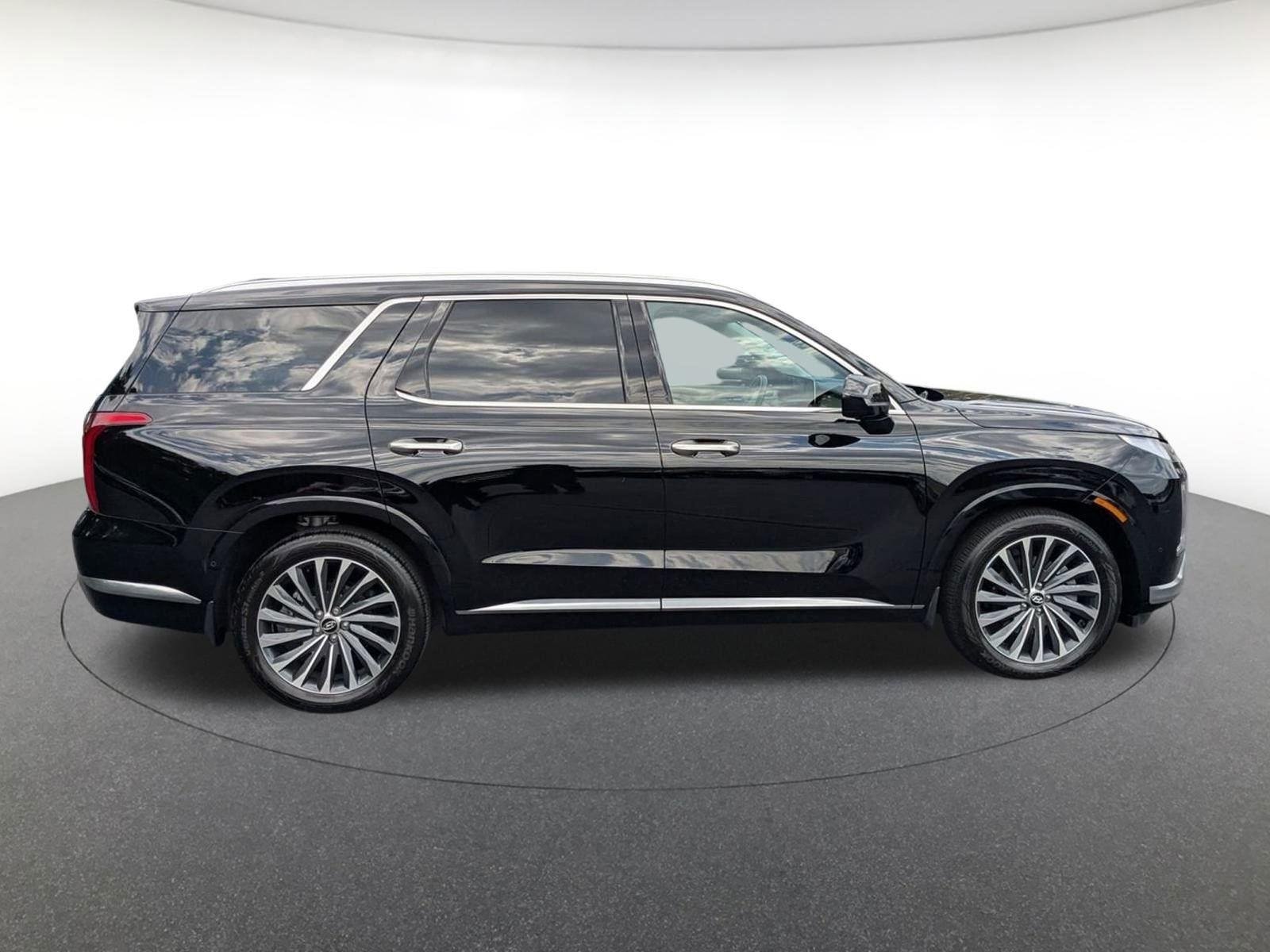 Used 2025 Abyss Black Pearl Hyundai Calligraphy image 3