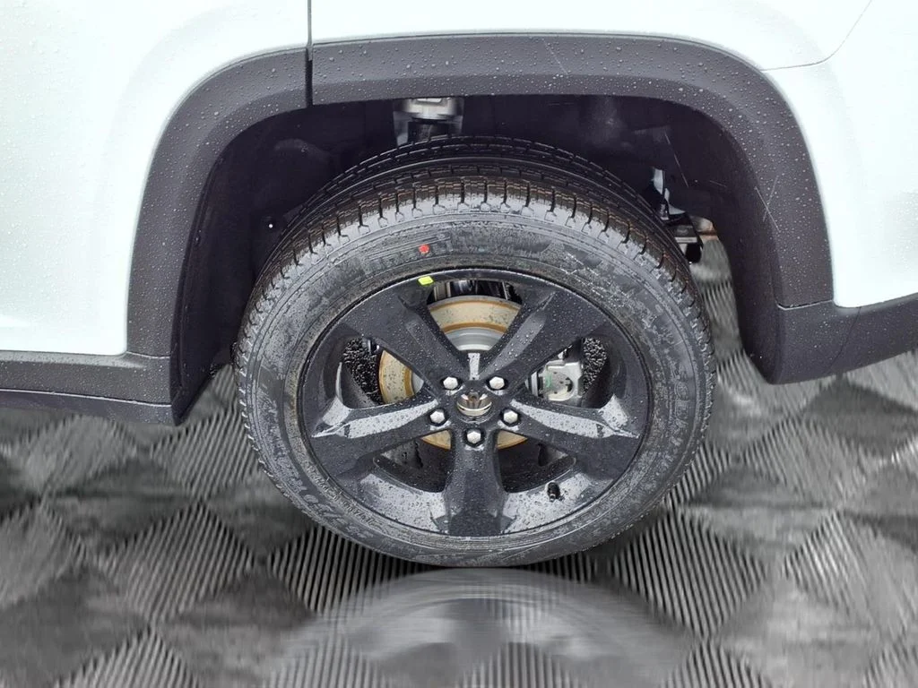 New 2026 Bright White Clear-Coat Exterior Paint Jeep Limited image 20