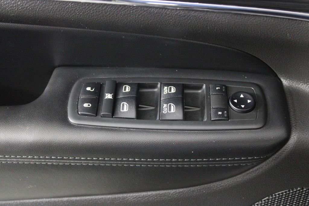 Used 2019 Silver Jeep Limited image 24