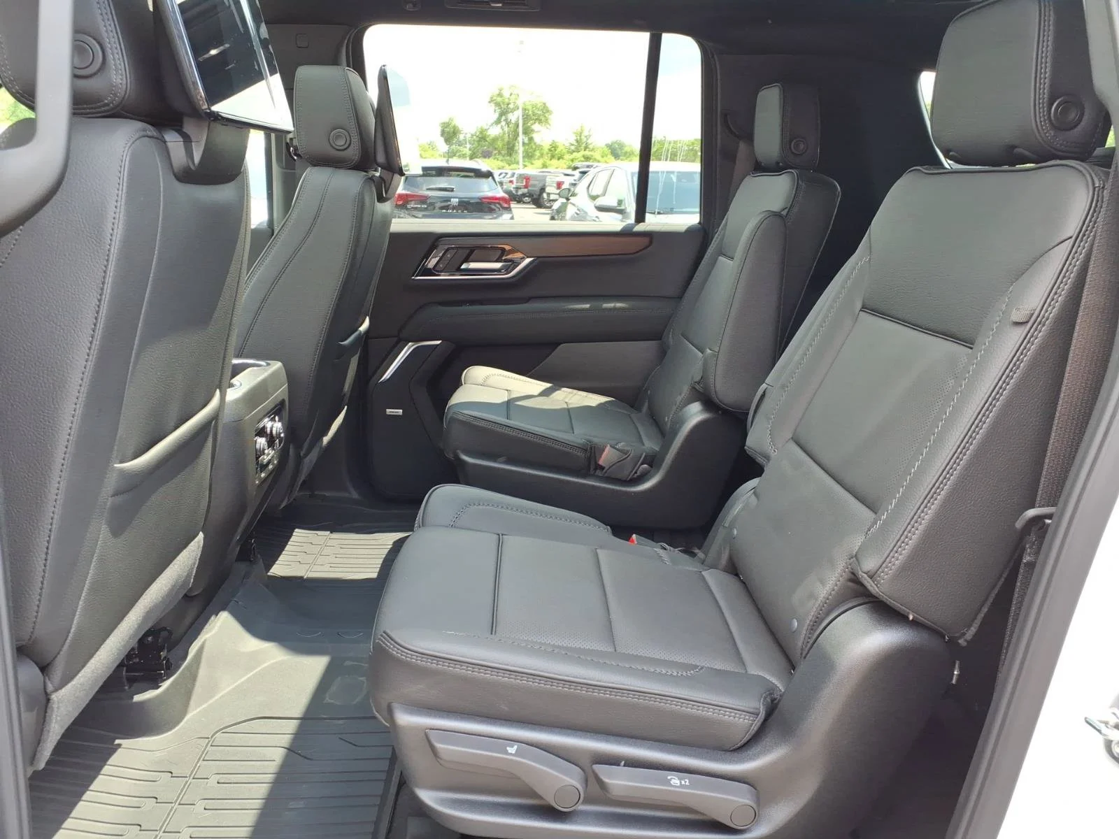 2026 GMC Yukon XL Denali - Photo 8