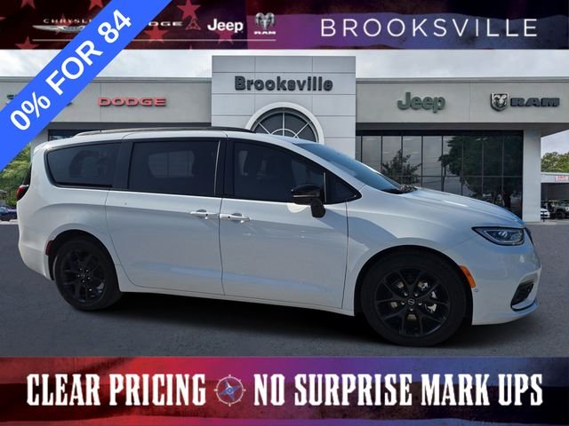2026 Chrysler Pacifica Select's photo