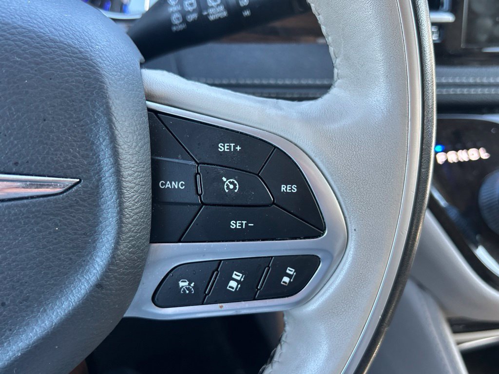 Used 2021 Luxury White Pearlcoat Chrysler Limited image 27